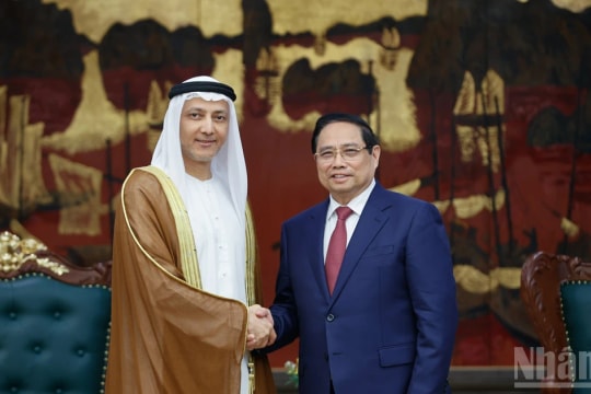 [Ảnh] Thủ tướng Phạm Minh Chính tiếp Đại sứ Các Tiểu Vương quốc Ả Rập Thống Nhất (UAE) Bader Almatrooshi