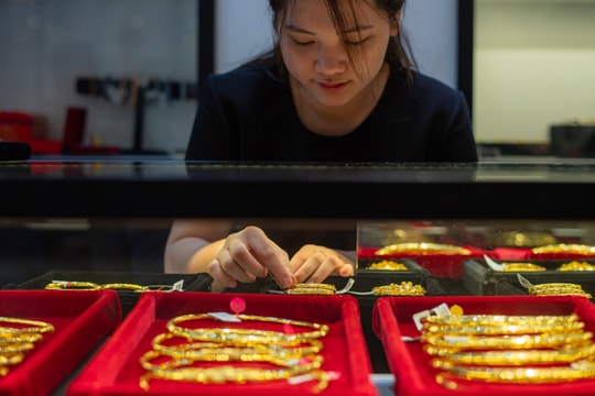 Giá vàng giảm liên tục, hết thời cứ mua là lãi?