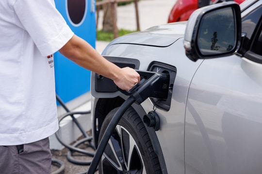 Chủ xe VinFast háo hức với hệ thống 99 siêu trạm sạc mới, thoải mái đi xa không lo điểm dừng