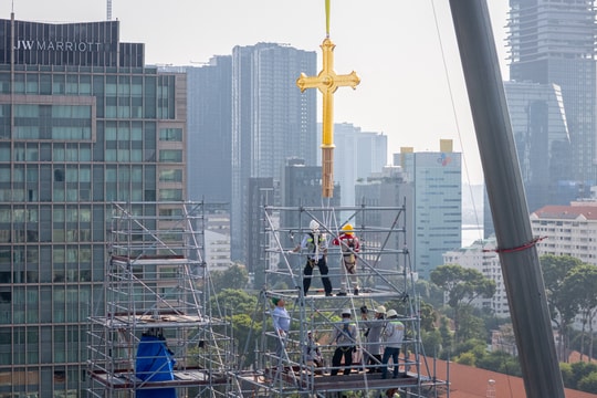 Cận cảnh đưa hai Thánh giá 400 kg mạ vàng lên Nhà thờ Đức Bà