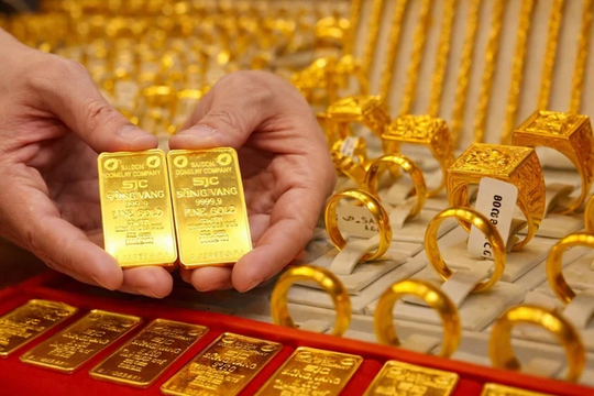 Giá vàng "lao dốc" mạnh