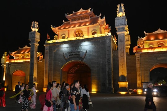 [Ảnh] Độc đáo tour du lịch Đền Hùng về đêm