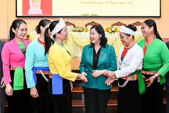Chủ tịch Bùi Thị Minh Hoài: Đặt lợi ích nhân dân làm nền tảng chính sách