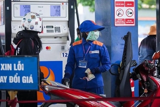 Giá xăng tăng sốc: Giảm thuế đến đâu là đủ?