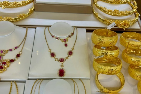 Giá vàng tiếp tục “lao dốc”, người mua vàng từ đỉnh lỗ gần 23 triệu đồng/lượng chỉ sau 3 tuần