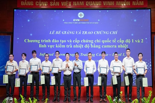 Trao chứng chỉ quốc tế về camera nhiệt cho đội ngũ chuyên gia kỹ thuật EVNHCMC