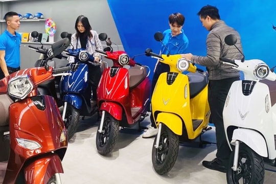 Giá xăng dầu tăng cao, xe máy điện “cháy hàng”