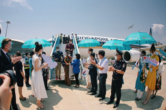 Áp lực xăng dầu buộc du lịch "bẻ lái"