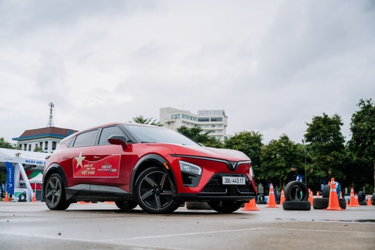 Trải nghiệm thực tế của người dùng VF 7 sau khi bỏ xe xăng: Đi đâu cũng tiện, không cần đo từng cây số