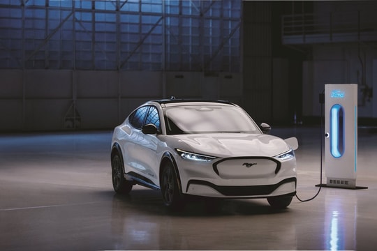 Xe điện Ford Mustang Mach-E giảm giá gần 1 tỷ đồng