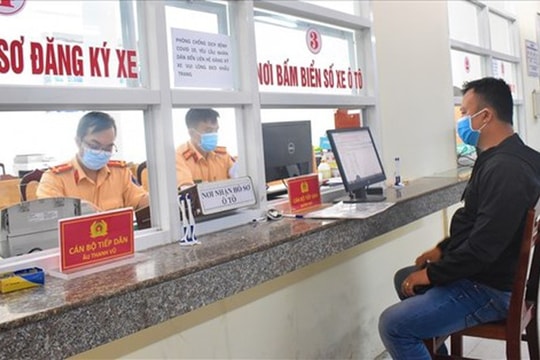 “Khóa” đăng ký xe để cưỡng chế người “chây ì” nộp phạt: Nên hay không?