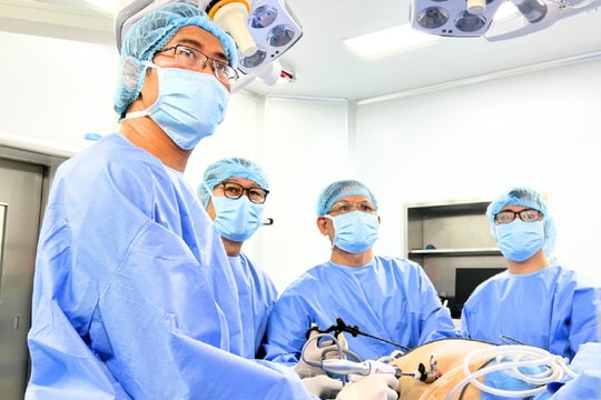 Chuyên gia Vinmec gỡ vòng thắt tồn tại suốt 20 năm, “giải cứu” bệnh nhân béo phì người Mỹ nặng 145 kg
