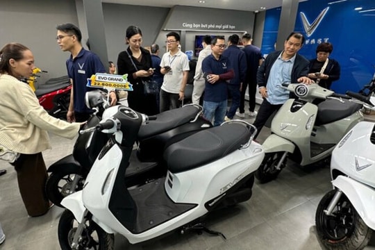 Thị trường Hà Nội sôi động với làn sóng đổi xe xăng sang xe điện