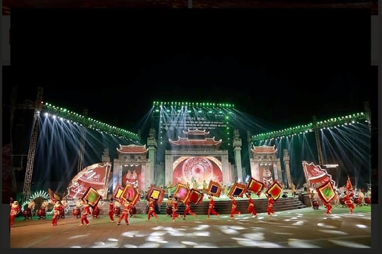 Tác giả Lê Thế Song kể câu chuyện lớn hơn về cội nguồn trong đêm khai hội Đền Hùng