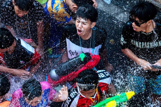 Khi lễ hội té nước Thái Lan đụng độ 'cú sốc' giá nhiên liệu