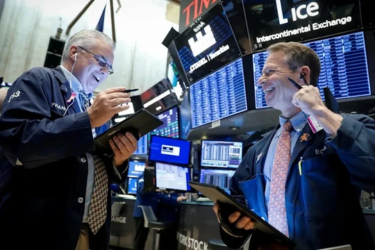 Hormuz mở cửa trở lại, Dow Jones tăng hơn 1.000 điểm