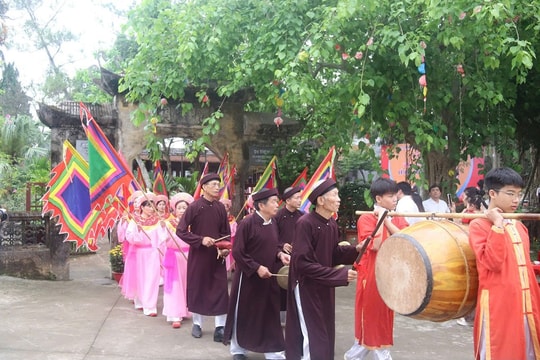Trẩy hội đền Đức Thánh Cả giữa lòng làng cổ Đông Sơn
