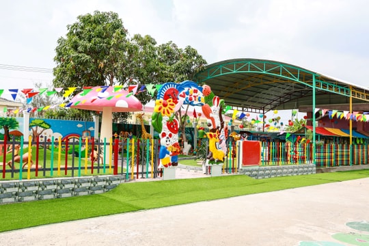 Amway Việt Nam tặng sân chơi cho trường mẫu giáo Vĩnh Viễn