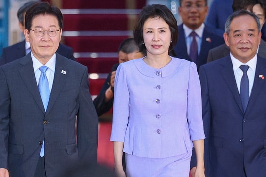 Tổng thống Hàn Quốc và phu nhân bắt đầu chuyến thăm cấp nhà nước tới Việt Nam