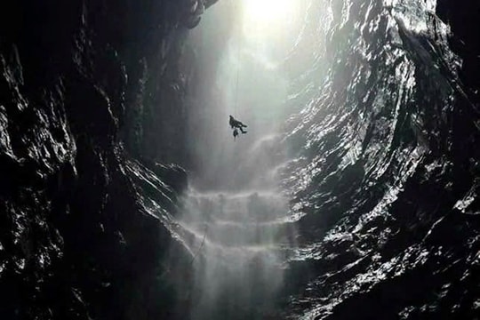 Phong Nha - Kẻ Bàng phát hiện hang động mới sâu 350m chứa thác nước kỳ vĩ