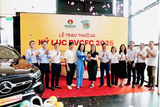 Phân bón Cà Mau vinh danh đại lý đạt kỷ lục tiêu thụ NPK Cà Mau bằng Mercedes-Benz