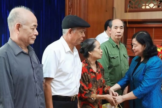 Chủ tịch Ủy ban Trung ương MTTQ Việt Nam thăm, tặng quà gia đình chính sách ở Ninh Bình