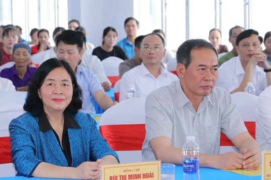 Chủ tịch UBTƯ MTTQ Việt Nam trao quà cho gia đình chính sách, người nghèo và công nhân lao động khó khăn tại Thanh Hóa