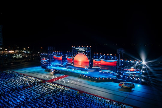 Quảng trường biển Sầm Sơn “bùng cháy” trong đêm khai mạc lễ hội du lịch