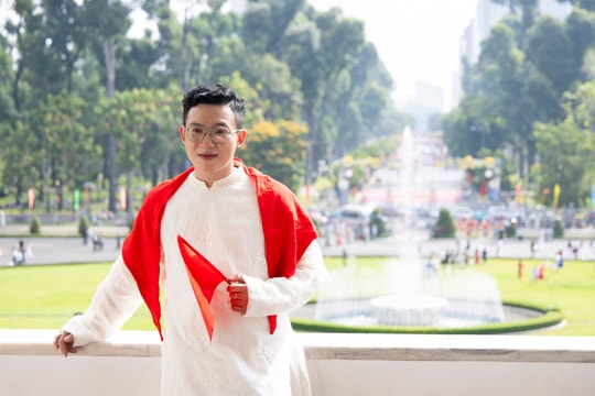 Rợp áo dài trắng, cờ đỏ sao vàng tại Dinh Độc Lập