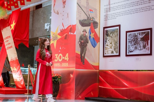 Núi Bà Đen rực rỡ cờ hoa, tấp nập du khách đi chợ lá dịp lễ 30/4