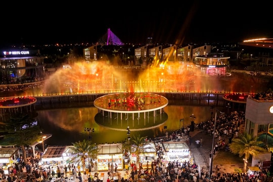 Từ sức nóng của show nhạc nước vạn người đến "cú hích" lộ diện 5 tòa tháp biểu tượng tại Regal Legend