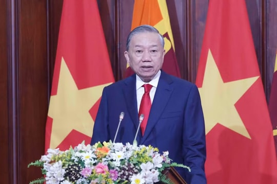ÁNH SÁNG HỒ CHÍ MINH SOI ĐƯỜNG CHO CHÚNG TA ĐI