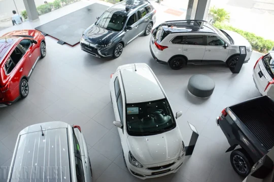 Ô tô tồn kho nhiều vô kể, khi nào mới xả hết hàng?