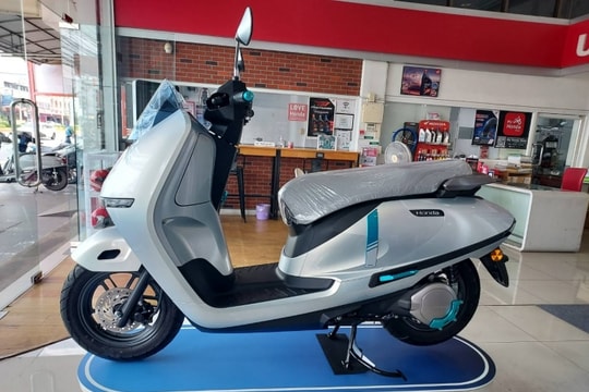 Xe máy điện Honda UC3 đắt “lòi mắt”