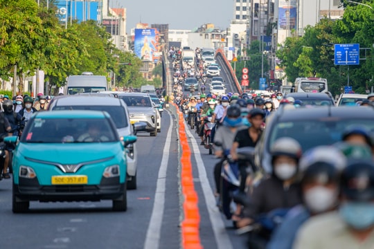 Giao thông ngày đầu vận hành phân làn đảo chiều đường Cộng Hòa