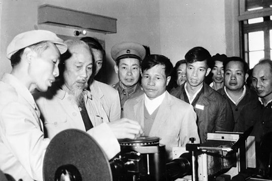 Ngọn đèn tư tưởng soi đường đổi mới