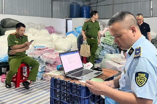 Triệt phá đường dây sản xuất băng vệ sinh giả quy mô lớn tại Hưng Yên