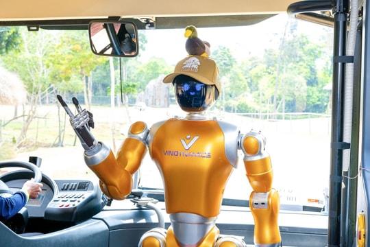 Robot hình người VinDynamics thử nghiệm thực tế tại Vinpearl Safari Phú Quốc