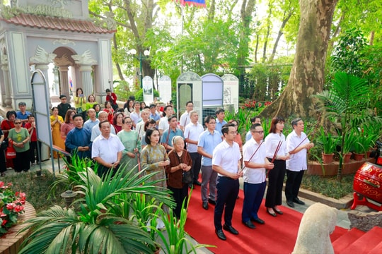 Hoàn Kiếm dâng hương tưởng niệm 598 năm ngày Vua Lê Thái Tổ đăng quang