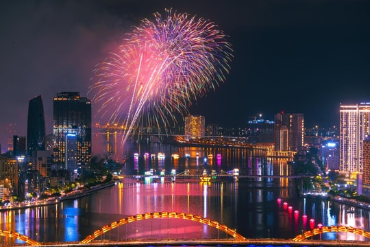 Tầm view pháo hoa “đỉnh nóc kịch trần” từ tổ hợp Sun Symphony Residence soi bóng sông Hàn