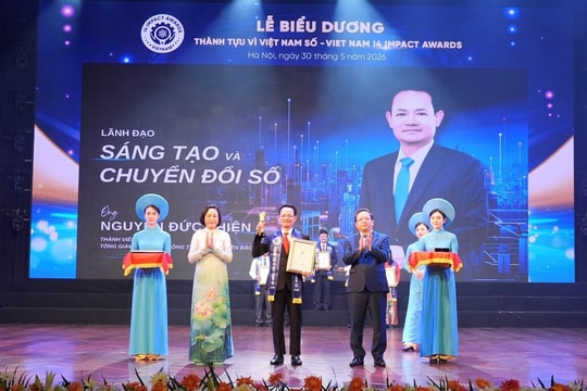 Tổng Giám đốc EVNNPC Nguyễn Đức Thiện nhận giải thưởng "Lãnh đạo sáng tạo và chuyển đổi số"