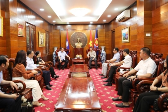 Bí thư Tỉnh ủy Quảng Ninh Quản Minh Cường chào xã giao Tổng Lãnh sự Việt Nam tại Luông Pha Băng (Lào)
