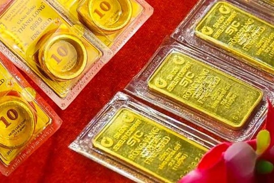 Giá vàng trong nước chỉ còn đắt hơn giá thế giới gần 5 triệu đồng/lượng