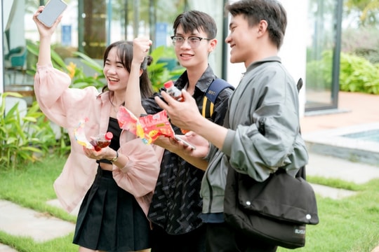 Nắng nóng kéo dài, nhiều người trẻ hào hứng với trào lưu “xé nhãn nhập mã” sau khi giải khát