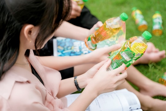 Sau khi giải khát, nhiều người trẻ hào hứng dành thêm vài giây để xé nhãn chai