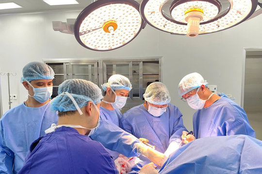 Vinmec Hải Phòng áp dụng thành công kỹ thuật thay khớp vai đảo ngược cho bệnh nhân người Anh