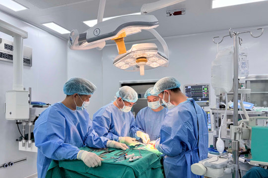 Vinmec Hạ Long giải cứu cụ bà 88 tuổi bị khối u giáp khổng lồ chèn ép đường thở suốt 18 năm