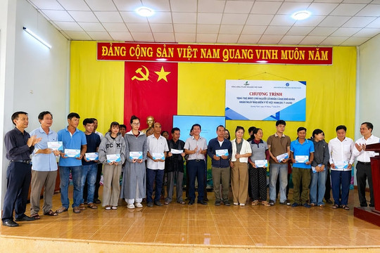 BSR tặng thẻ BHYT cho người nghèo