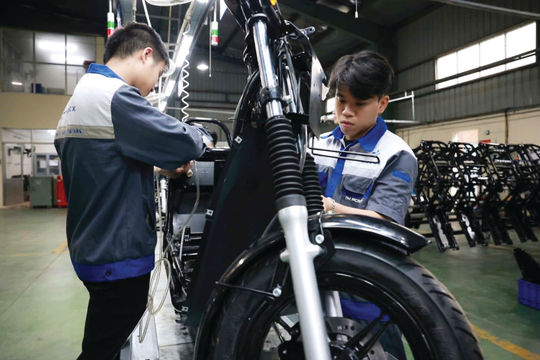 Chuyển đổi sang xe máy điện quy mô lớn thế nào?