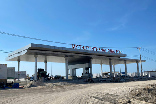 Ba trụ cột để đánh thức lợi thế cảng biển Quảng Trị